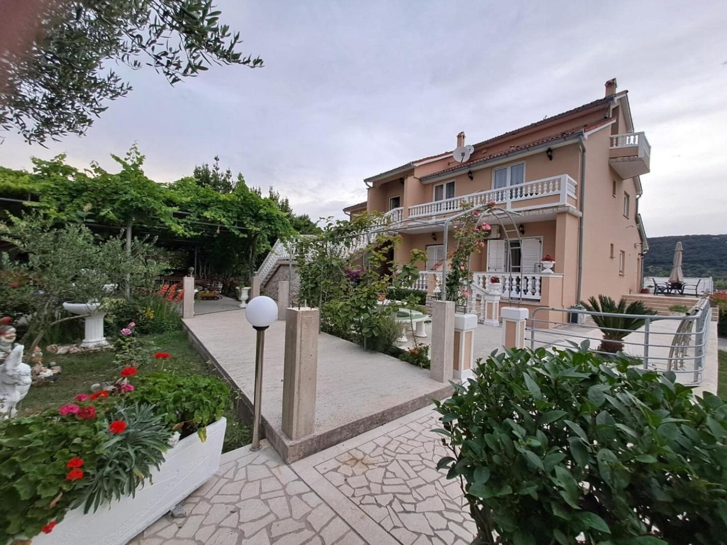 Apartments Mig - With Beautiful Garden Supetarska Draga Exteriör bild